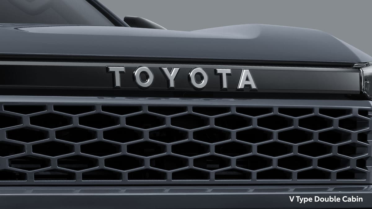New Hilux D Cab: Gloss Black Grille