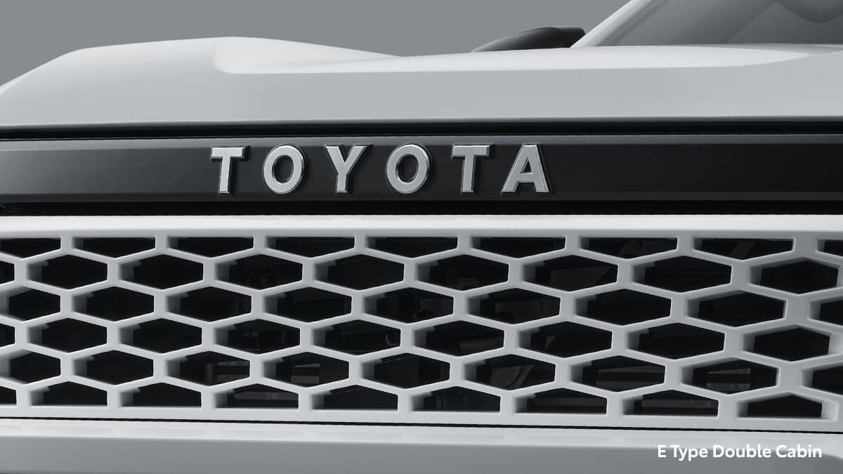 New Hilux S Cab: Black Front Grille